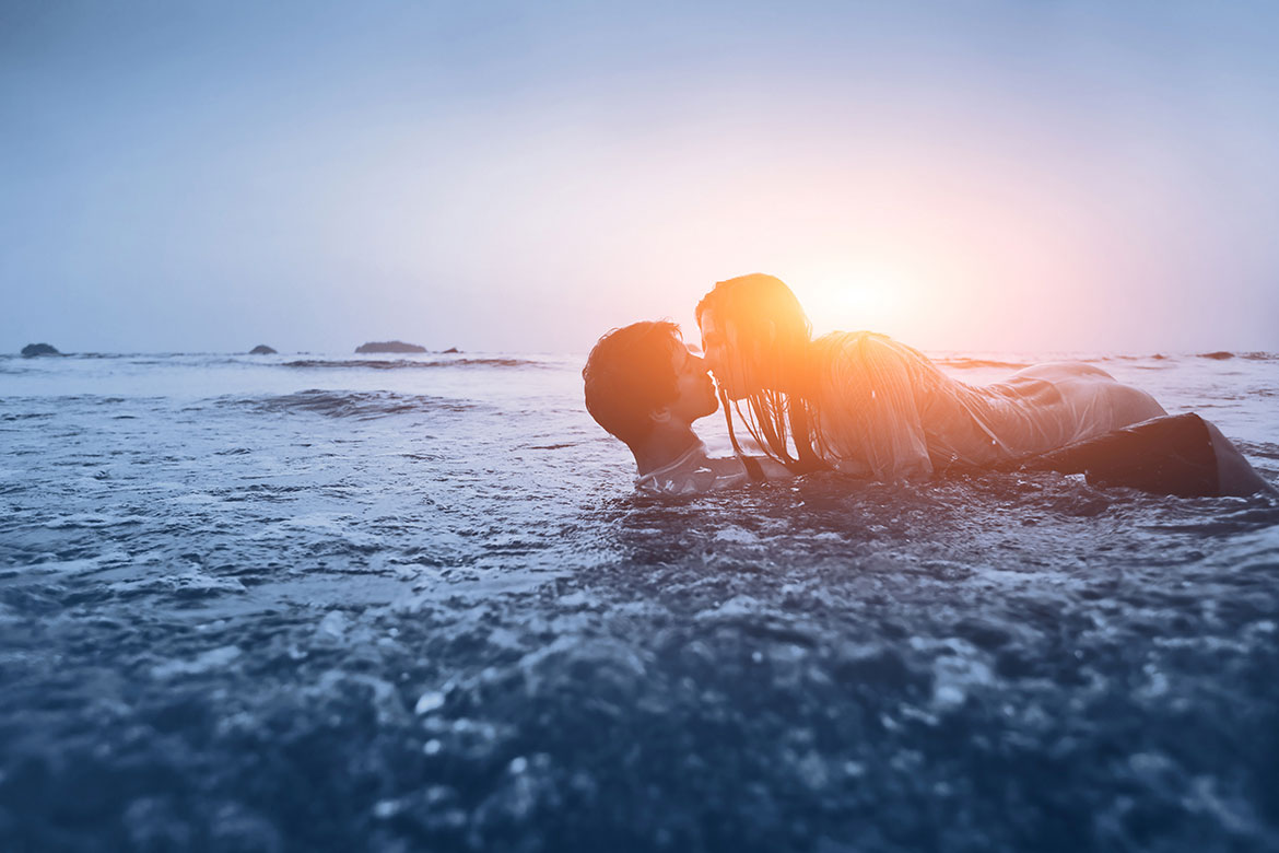 Под шум моря на теплом пляже каменном жена сосет мужу член